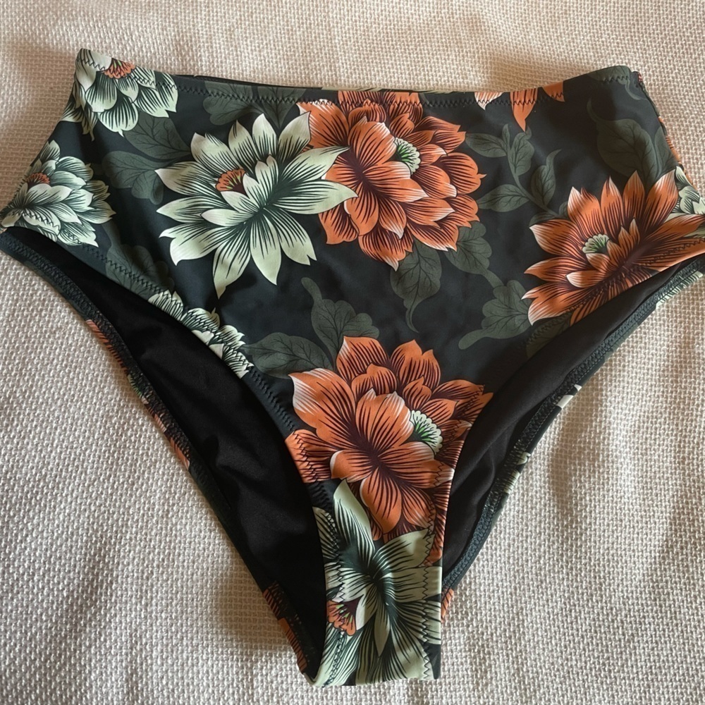 Bathing suit top and bottom - Picture 7 of 9